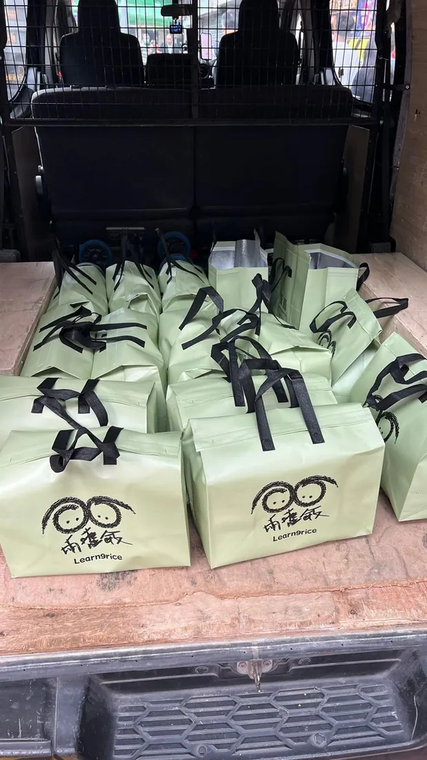 兩嚿飯公司團餐大量出餐 — 十幾個綠色品牌保溫袋裝喺貨車,一車過送貨